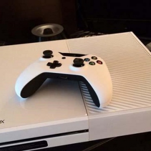 XBOX ONE白色版本 软妹币售价为3318元
