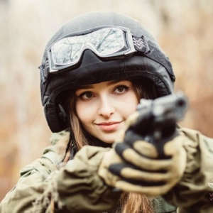 战斗民族出美女 不爱红妆爱武装