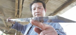 奇男子归隐山林潜心铸剑 誓成天下名匠师