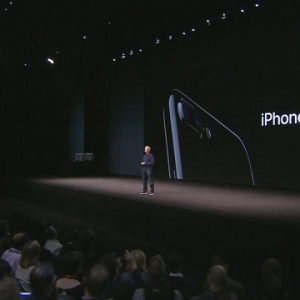苹果举行2016年秋季新品发布会 iPhone7明日起接受预定