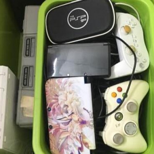 大妈甩“杂物” 网友捡到宝